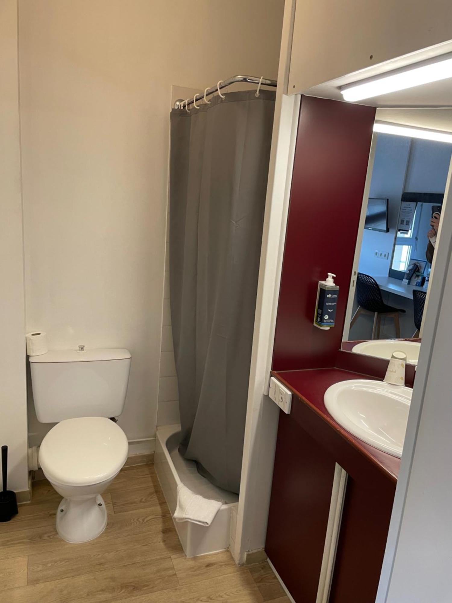 Brit Hotel Cherbourg Esterno foto