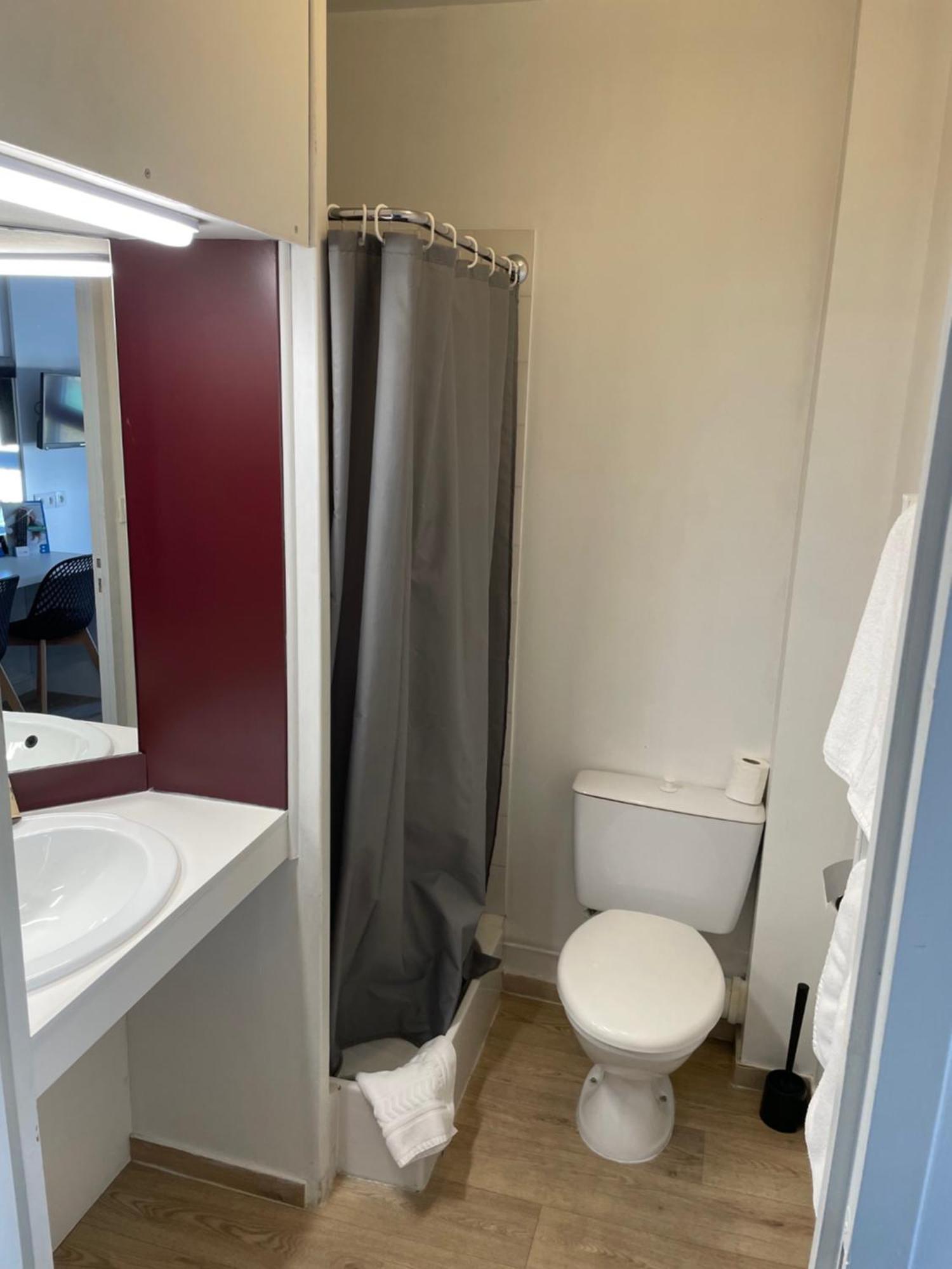 Brit Hotel Cherbourg Esterno foto