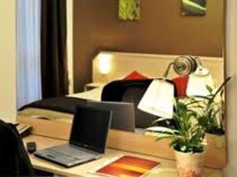 Brit Hotel Cherbourg Esterno foto